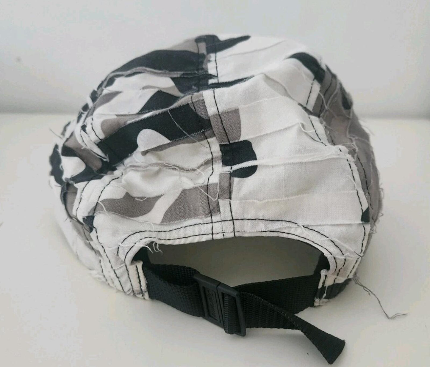 Gorra Camp Supreme Camuflaje de Capas SS23 Blanco Gris Fabricada en EE. UU.