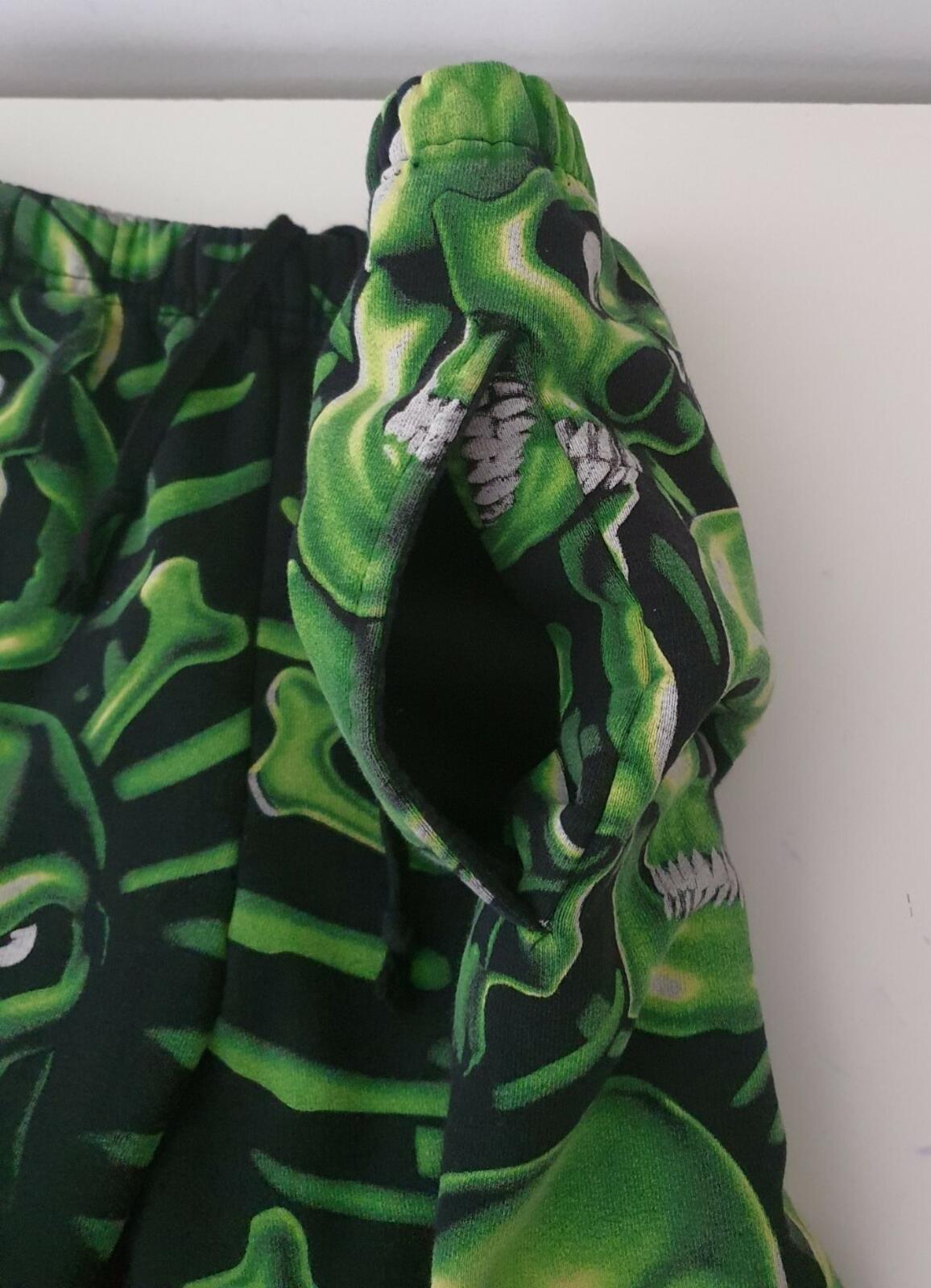 SS18 Supreme Skull Pile grüne Sweatshorts Leuchten im Dunkeln Größe S kurze Hose
