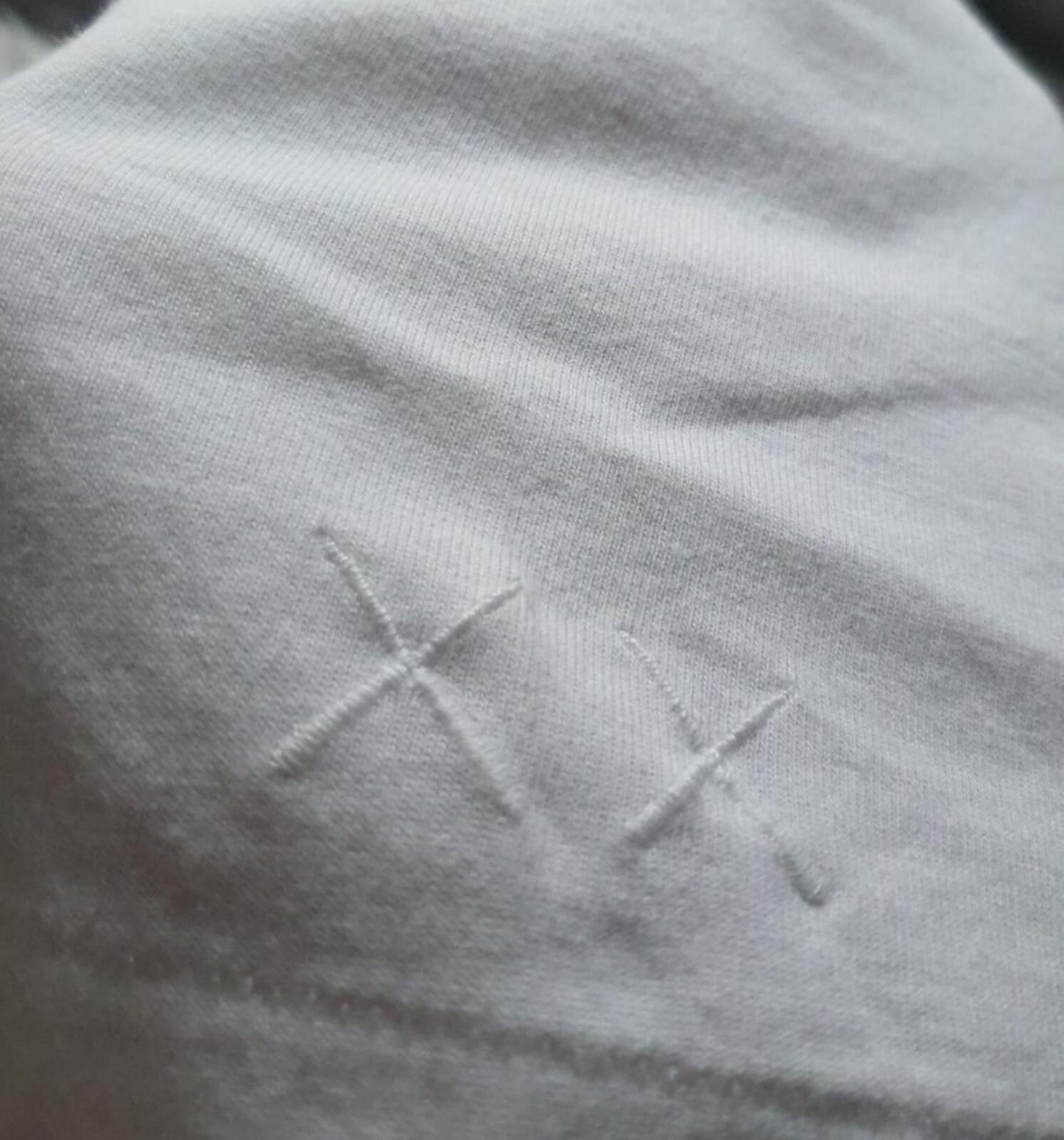 Camiseta blanca de grupo SS18 Uniqlo x Kaws x Barrio Sésamo talla M mediana