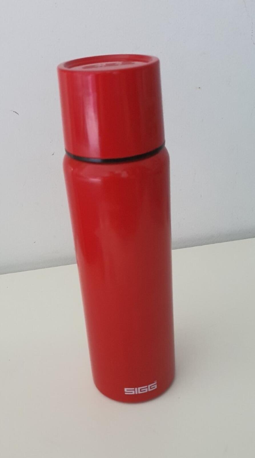 FW20 Supreme x Sigg Vacuum Insulated 0.75 bottle Red Water Stainless Steel