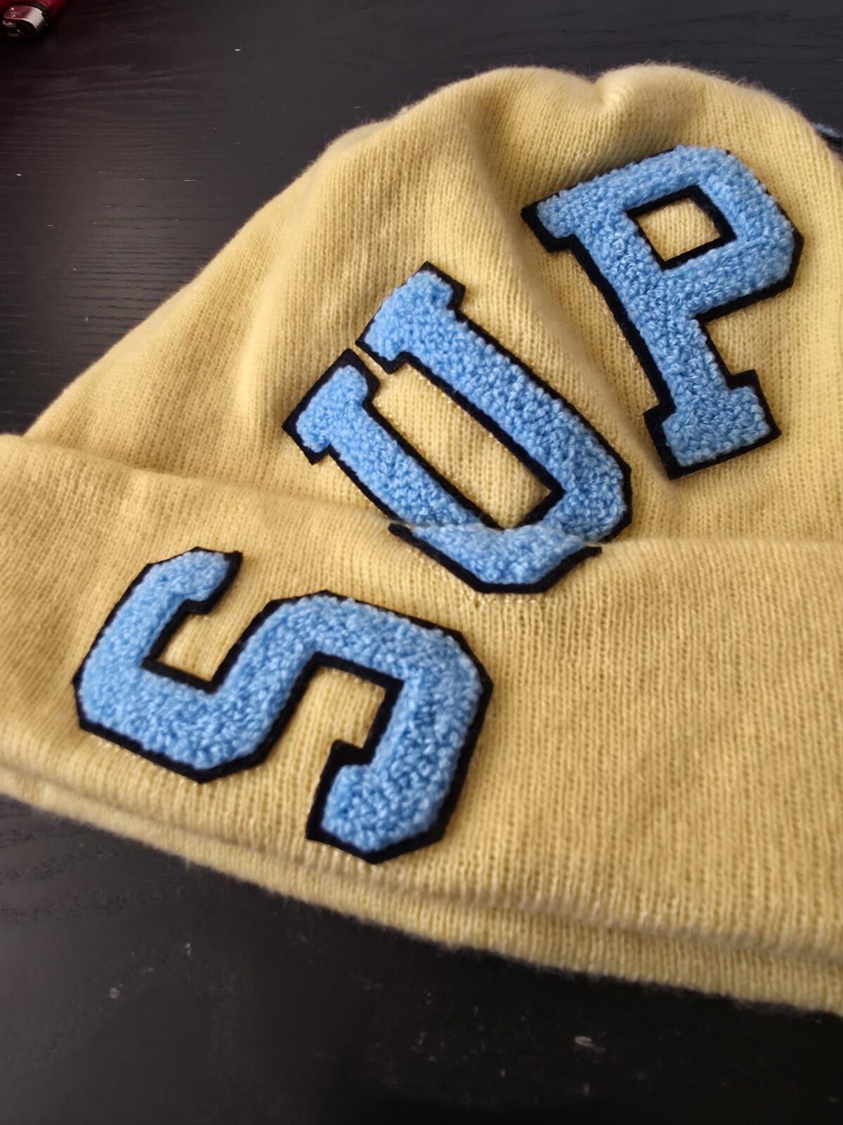 FW20 Supreme New Era Big Arc Beanie Hellgelb