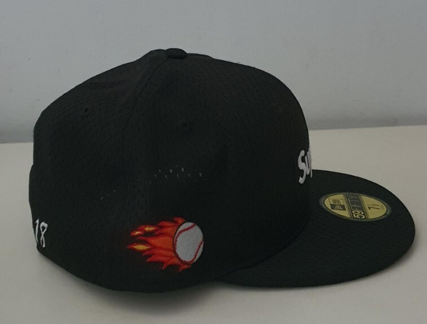 SS18 Supreme Mesh Box Logo New Era Kappe Schwarz Größe 7 1/2