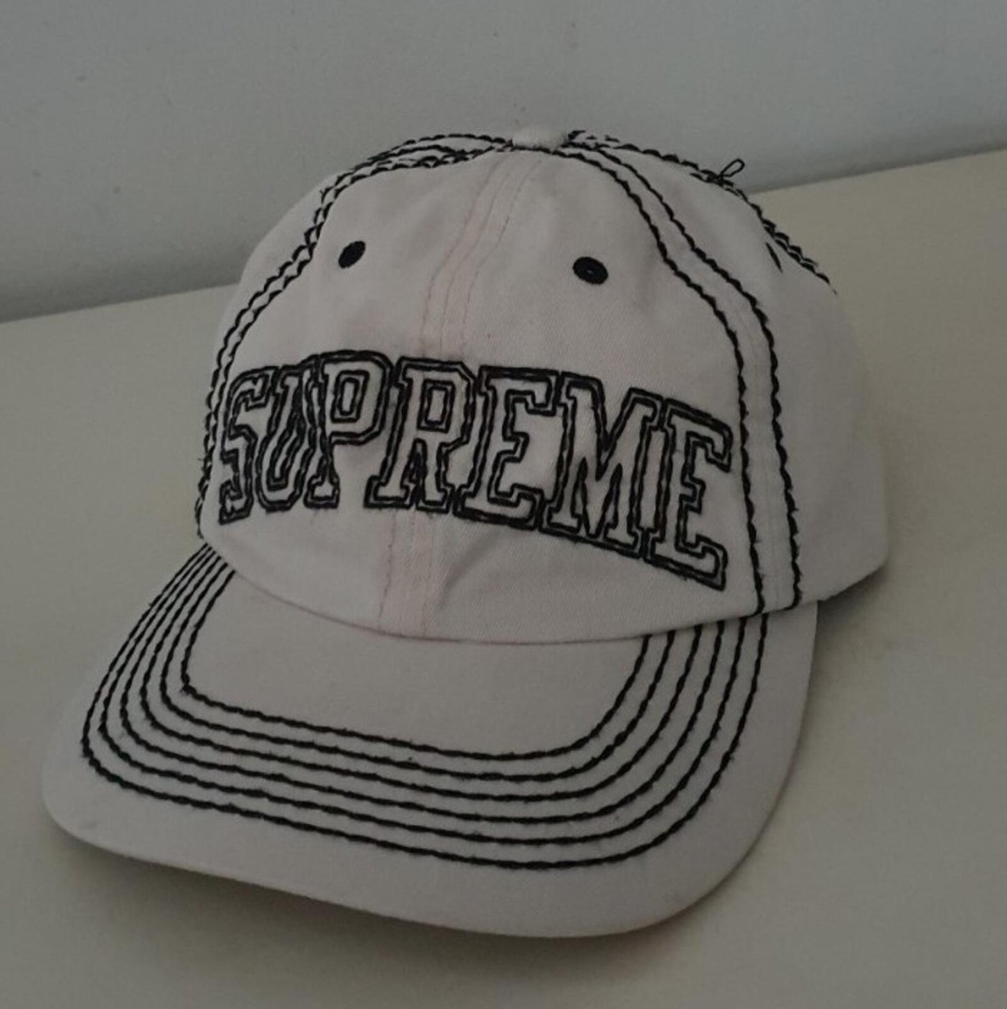 Gorra Supreme Big Stitch de 6 paneles FW20 natural crema