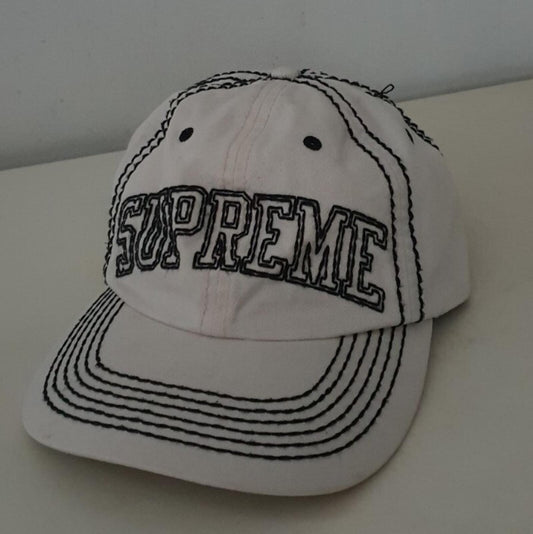 Gorra Supreme Big Stitch de 6 paneles FW20 natural crema