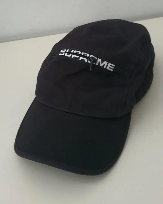 Gorra Supreme Top Zip camp FW21 negra Bolsillo con cremallera