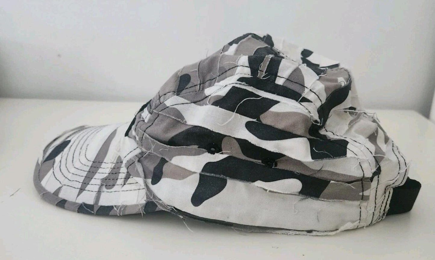 Gorra Camp Supreme Camuflaje de Capas SS23 Blanco Gris Fabricada en EE. UU.