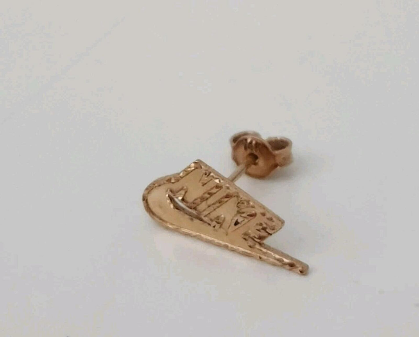 FW18 Supreme Nike 14K Gold Ring Ohrring Diamantgeschliffenes, gestempeltes Logo, Schmuckstecker