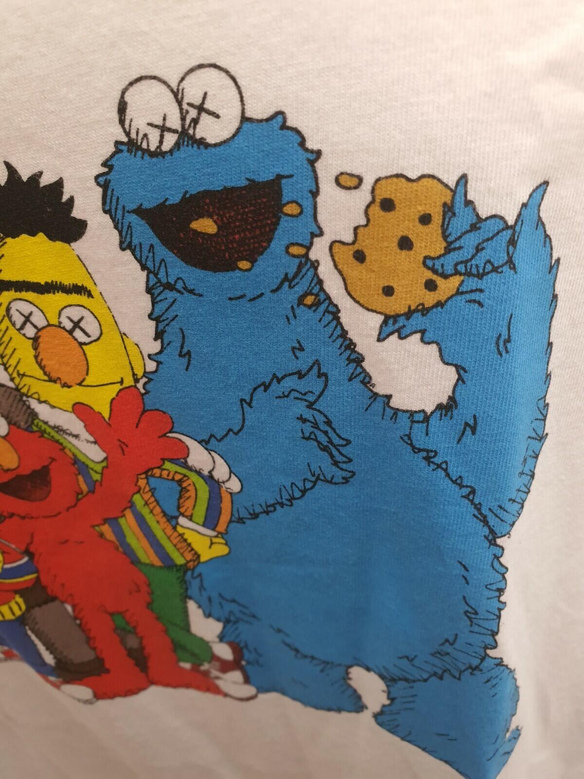 Camiseta blanca de grupo SS18 Uniqlo x Kaws x Barrio Sésamo talla M mediana