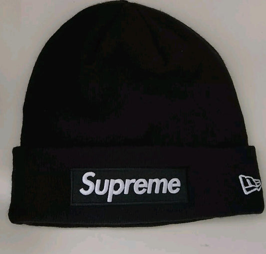 Gorro negro Supreme New Era con logotipo en caja PV21