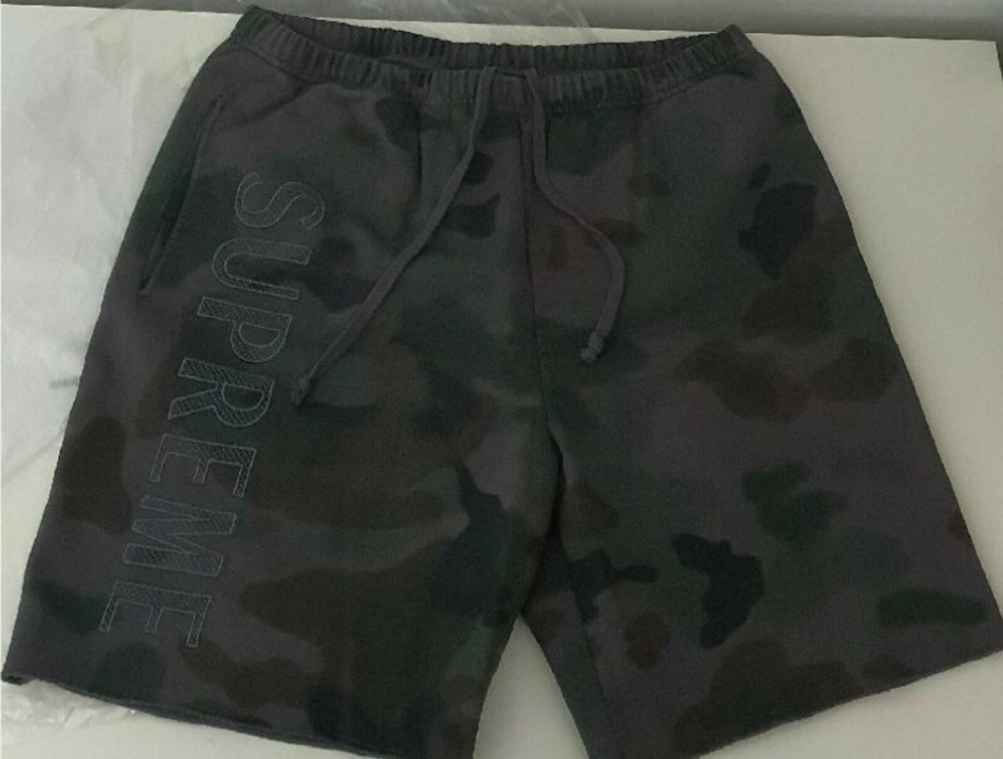 SS20 Supreme Overdyed Sweatshort Black Painted Camo Größe S