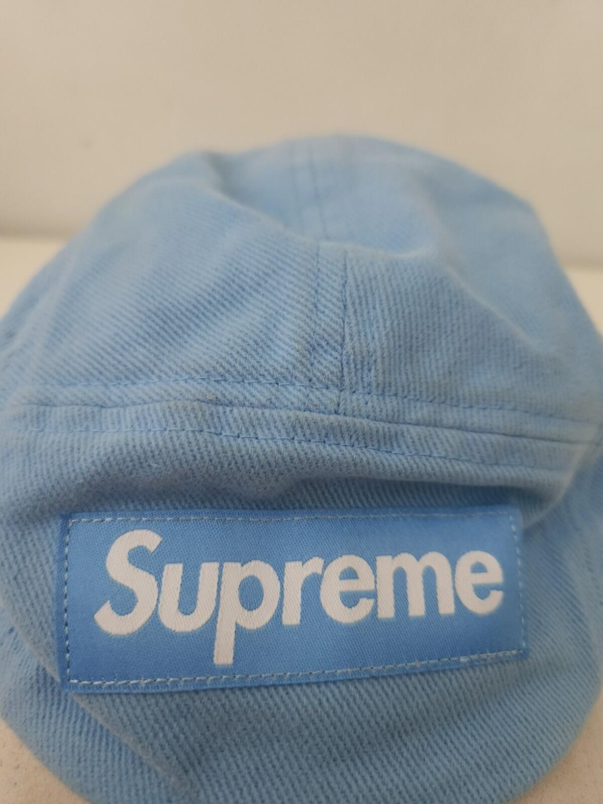 Gorra Supreme SS23 con visera de ante y piel de cabra, color azul claro