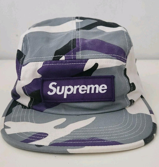 Gorra de campamento FW16 Supreme Camo Logo de caja morada militar
