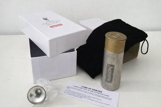 SS18 Supreme x English Pewter Company Petaca Metálica con Diseño de Bala