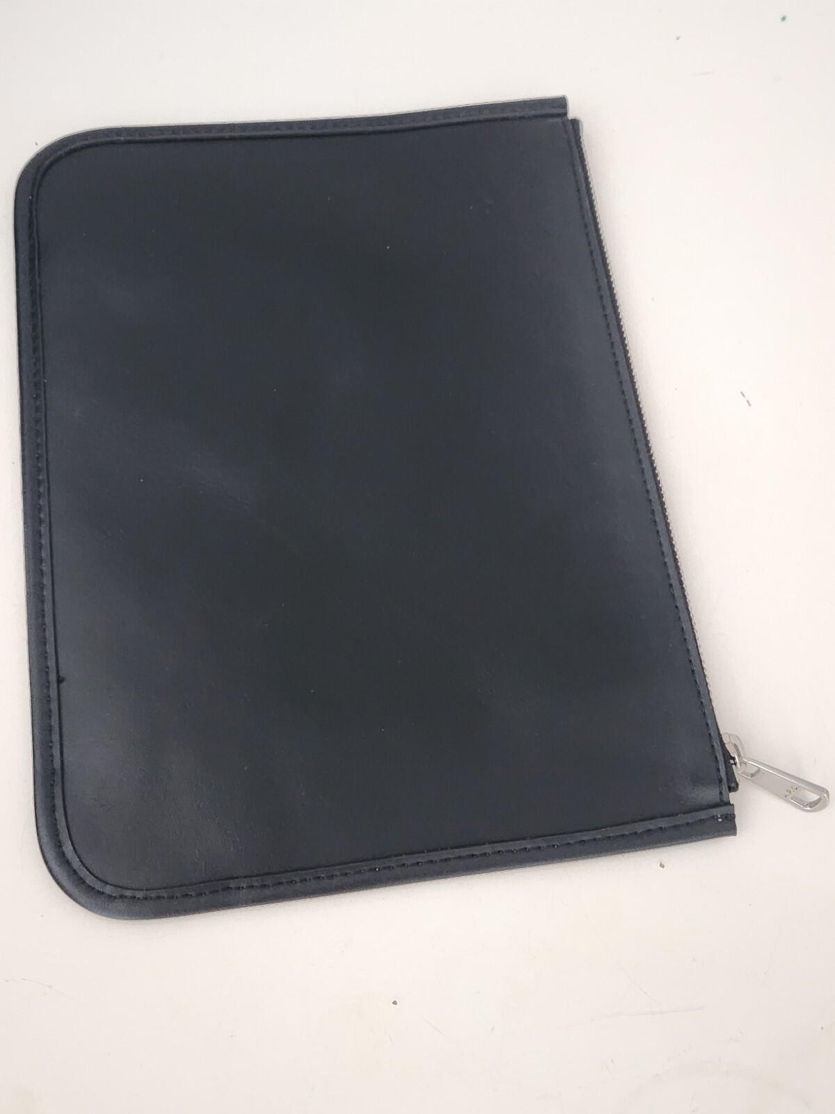 A.P.C. Schwarze Morgan Pouch UVP 135 $ Tasche aus italienischem Kunstleder schwarzer Reißverschluss