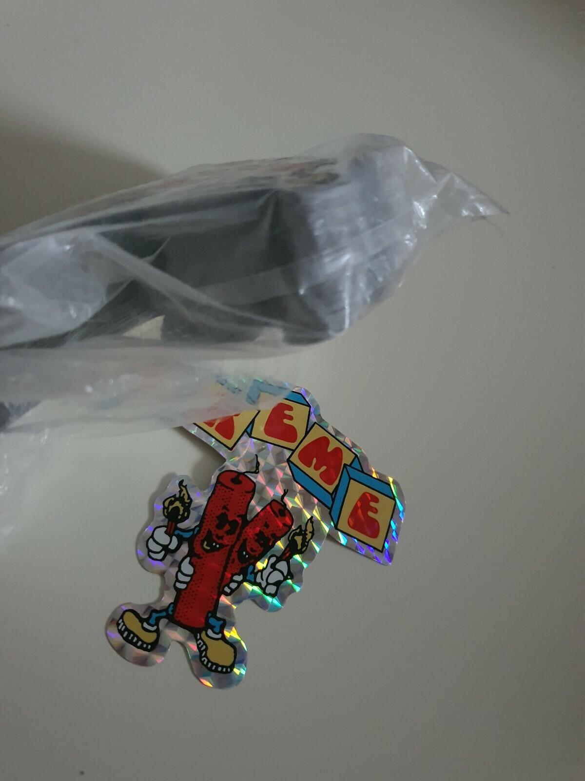 100 SS19 Supreme Dynamite Stickers (1x brick)