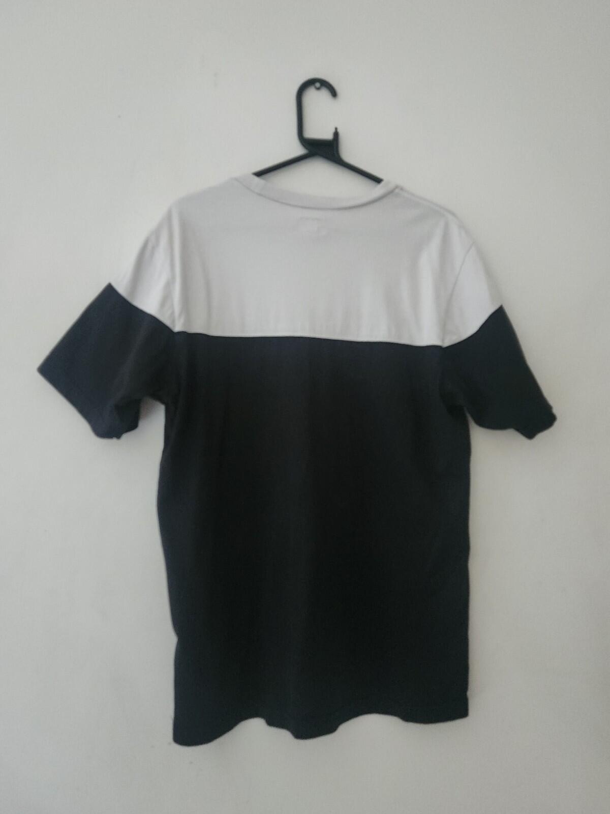FW18 Supreme Split Logo S/S Top Black White Tee size M medium T-shirt Contrast