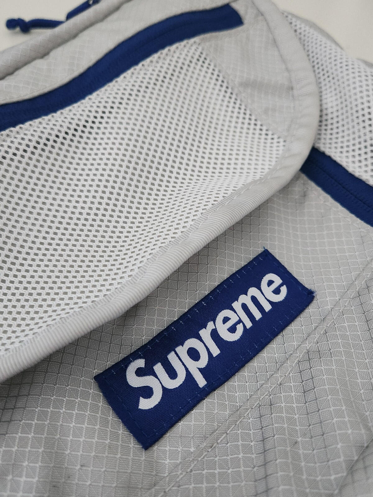 SS22 Supreme kleine Umhängetasche Silber Wasserabweisendes Blue Box Logo