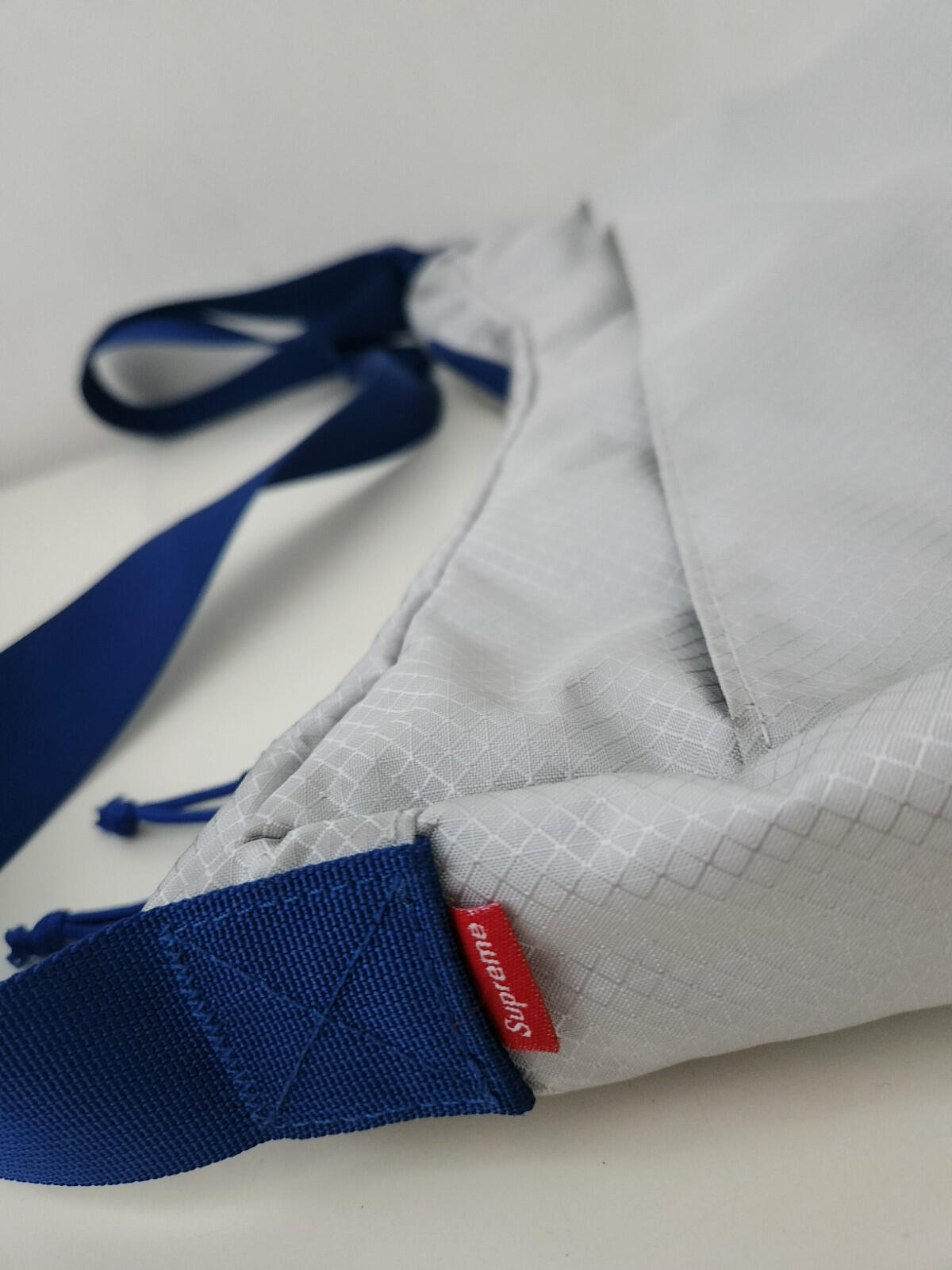 SS22 Supreme kleine Umhängetasche Silber Wasserabweisendes Blue Box Logo