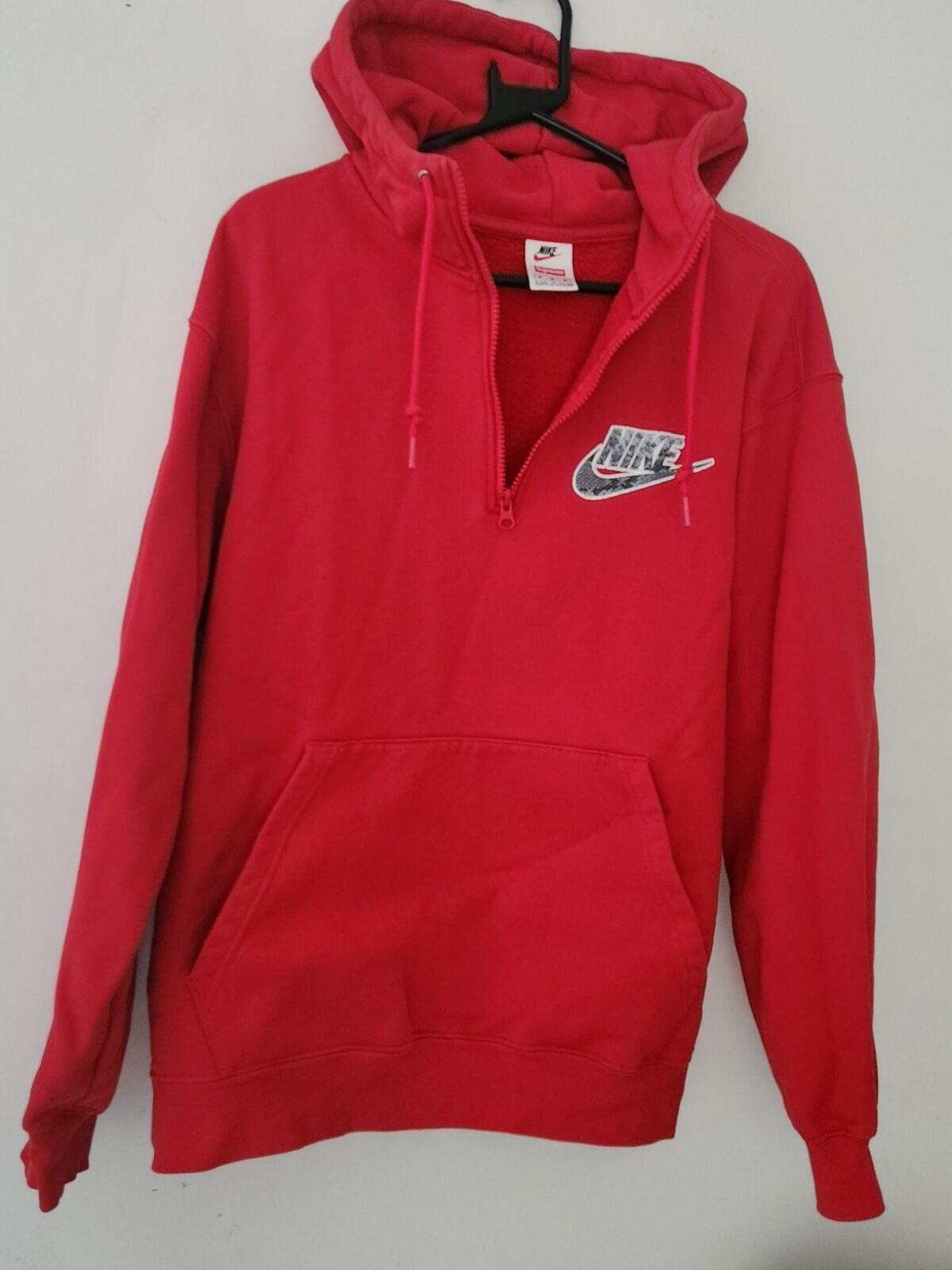 Sudadera con capucha y media cremallera roja Supreme Nike SS21, estampado de piel de serpiente, talla M