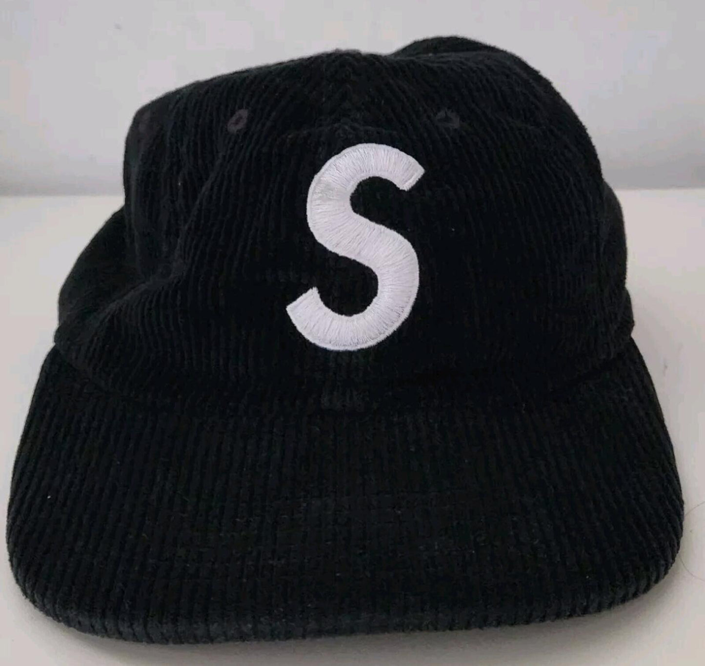 Gorra Supreme de 6 paneles con logo S de pana negra SS17