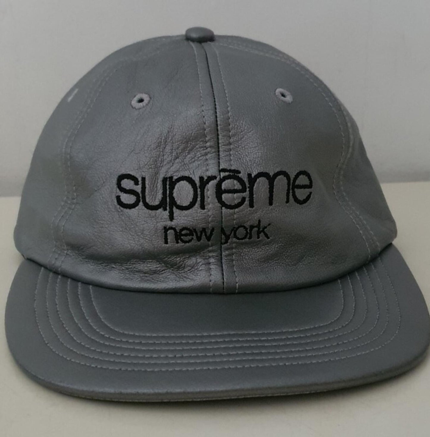 FW16 Supreme Leather Classic Logo Gorra de 6 paneles plateada Rara