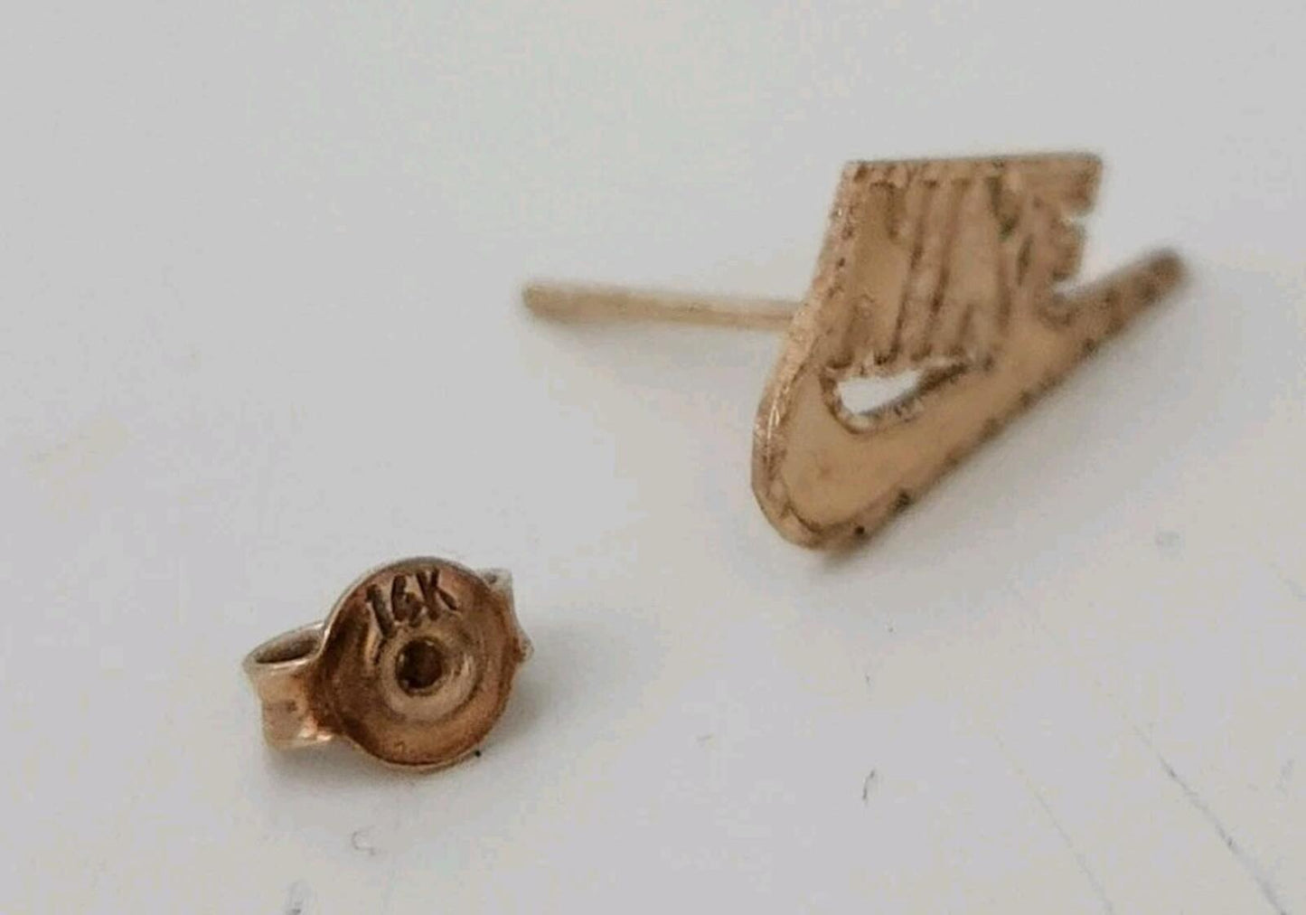 FW18 Supreme Nike 14K Gold Ring Ohrring Diamantgeschliffenes, gestempeltes Logo, Schmuckstecker