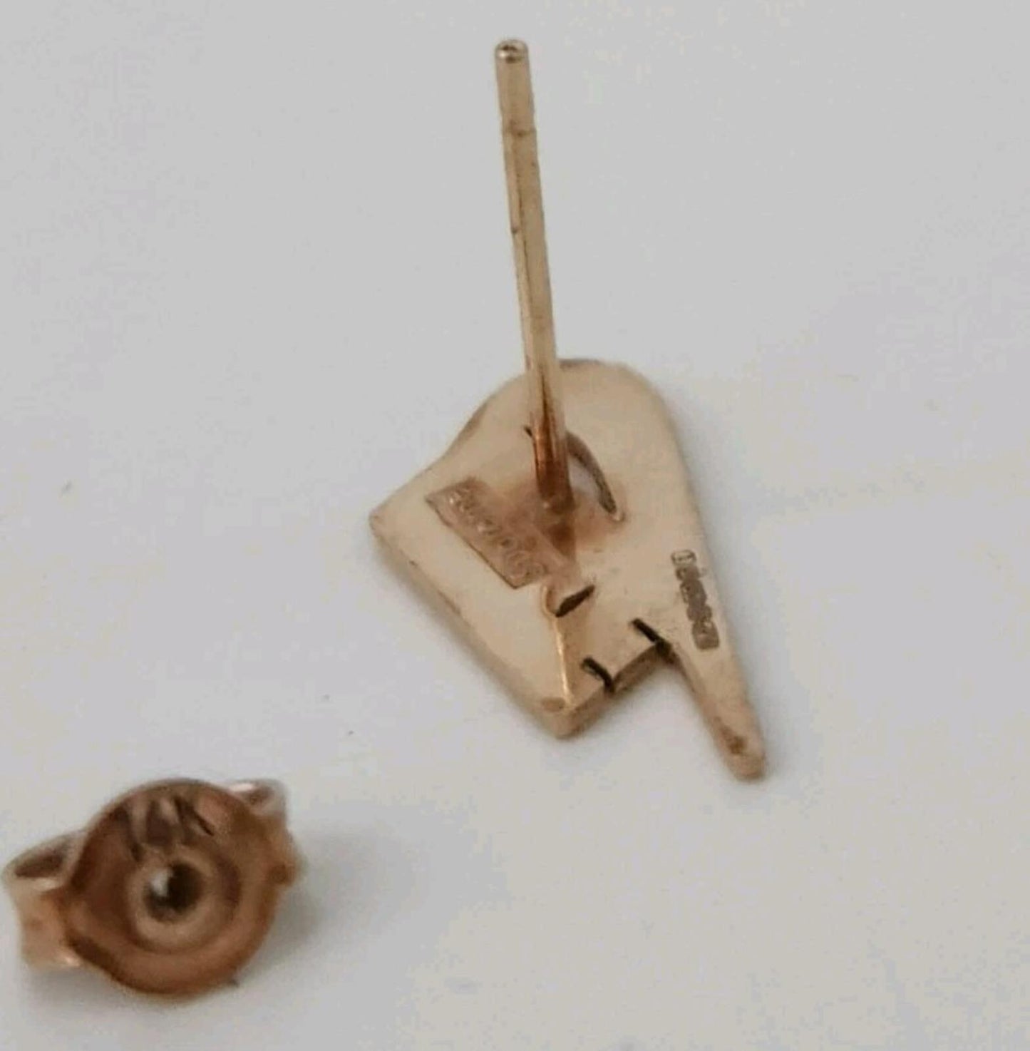 FW18 Supreme Nike 14K Gold Ring Ohrring Diamantgeschliffenes, gestempeltes Logo, Schmuckstecker
