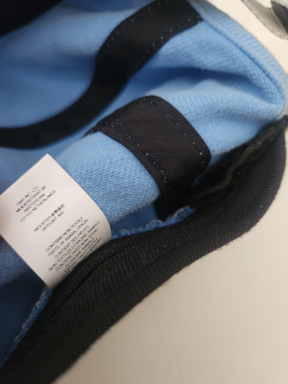 Gorra Supreme SS23 con visera de ante y piel de cabra, color azul claro