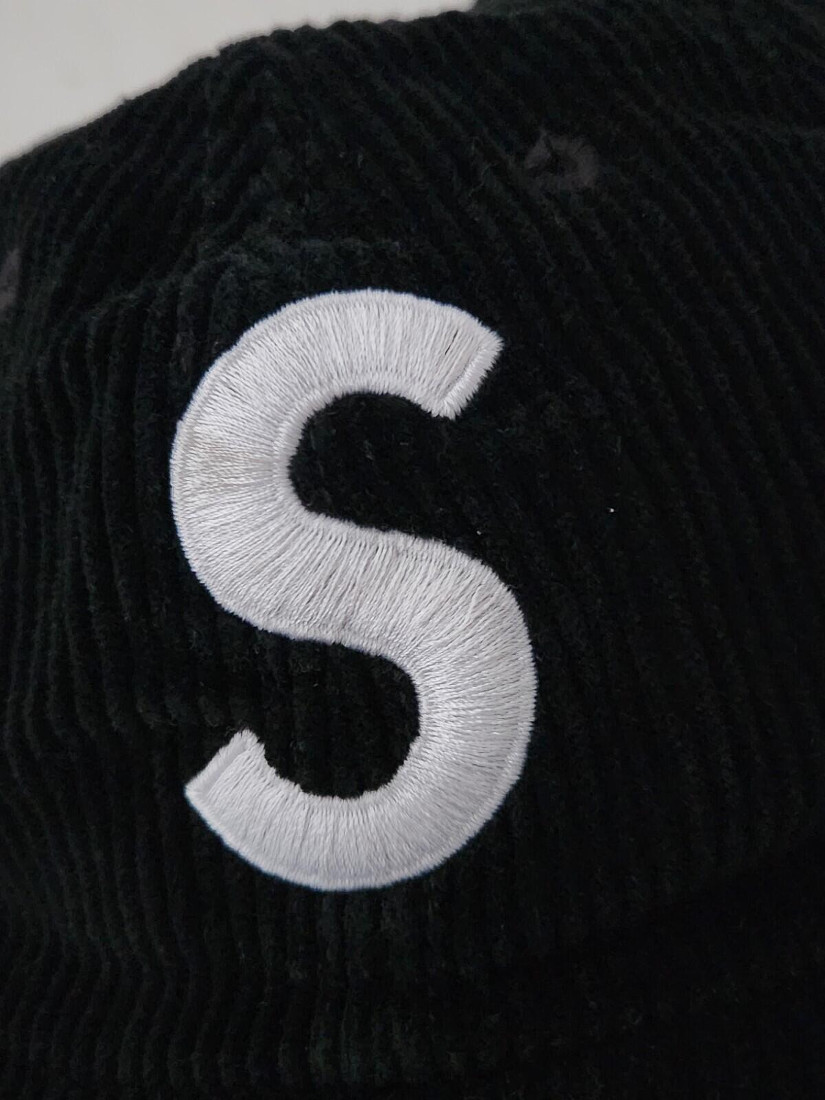 Gorra Supreme de 6 paneles con logo S de pana negra SS17
