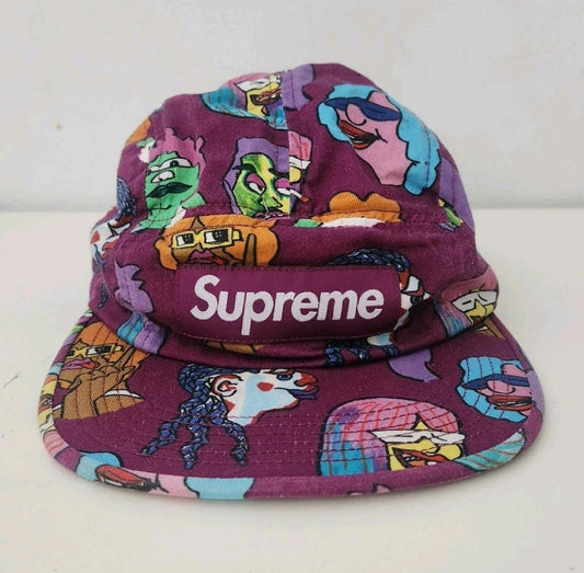 Gorra campestre FW17 Supreme Gonz Heads burdeos con logo en caja de Mark Gonzales