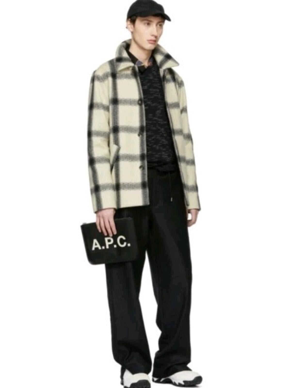 A.P.C. Schwarze Morgan Pouch UVP 135 $ Tasche aus italienischem Kunstleder schwarzer Reißverschluss