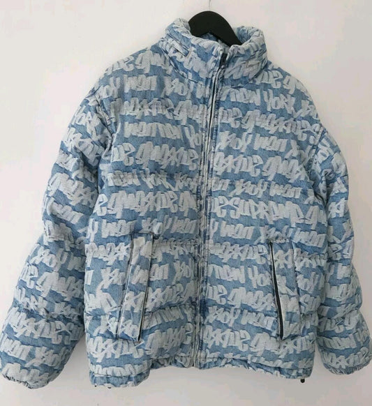 SS22 Supreme Fat Tip Jacquard Denim Puffer Jacket Azul Talla S
