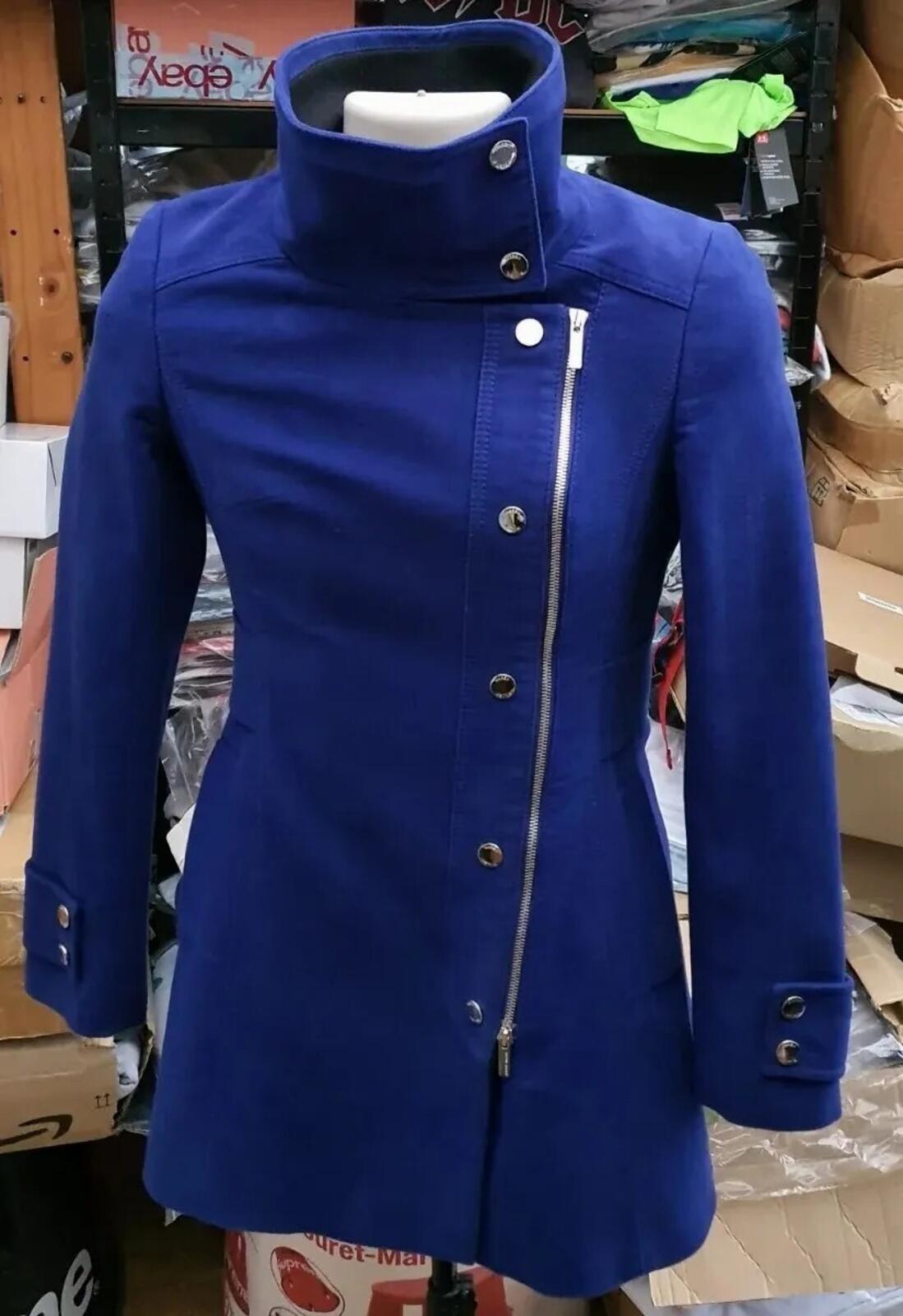 KAREN MILLEN Moleskin Mantel mit silbernen Metallapplikationen, Blau, Größe DE 36, UVP £210