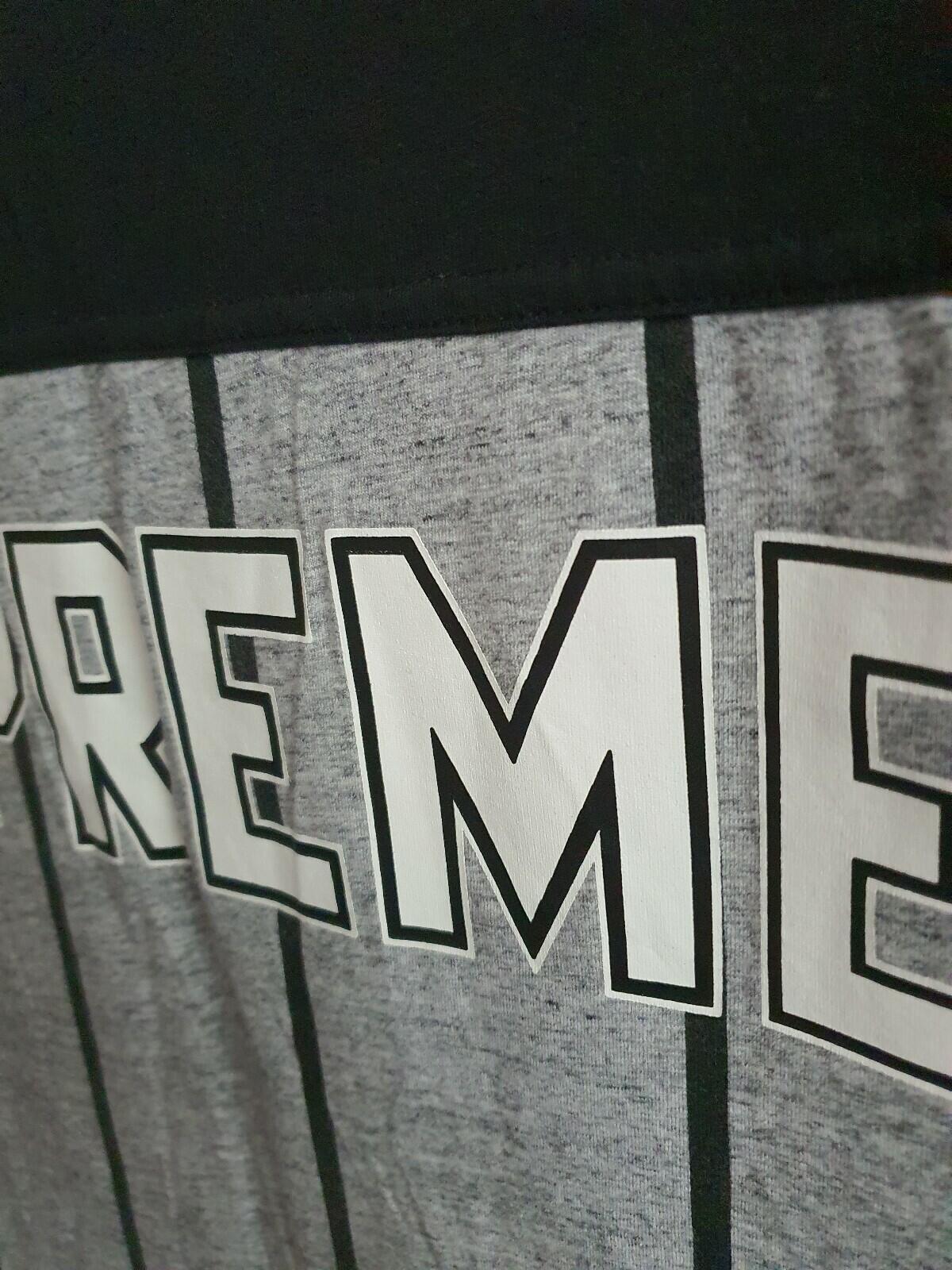 SS17 Supreme Pinstripe S/S Football Top Grey Tee Größe L