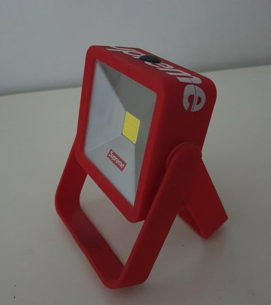 FW18 Supreme Magnetic Kickstand Light Portable LED rot