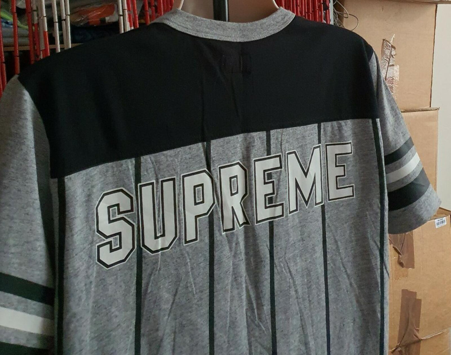 SS17 Supreme Pinstripe S/S Football Top Grey Tee Größe L