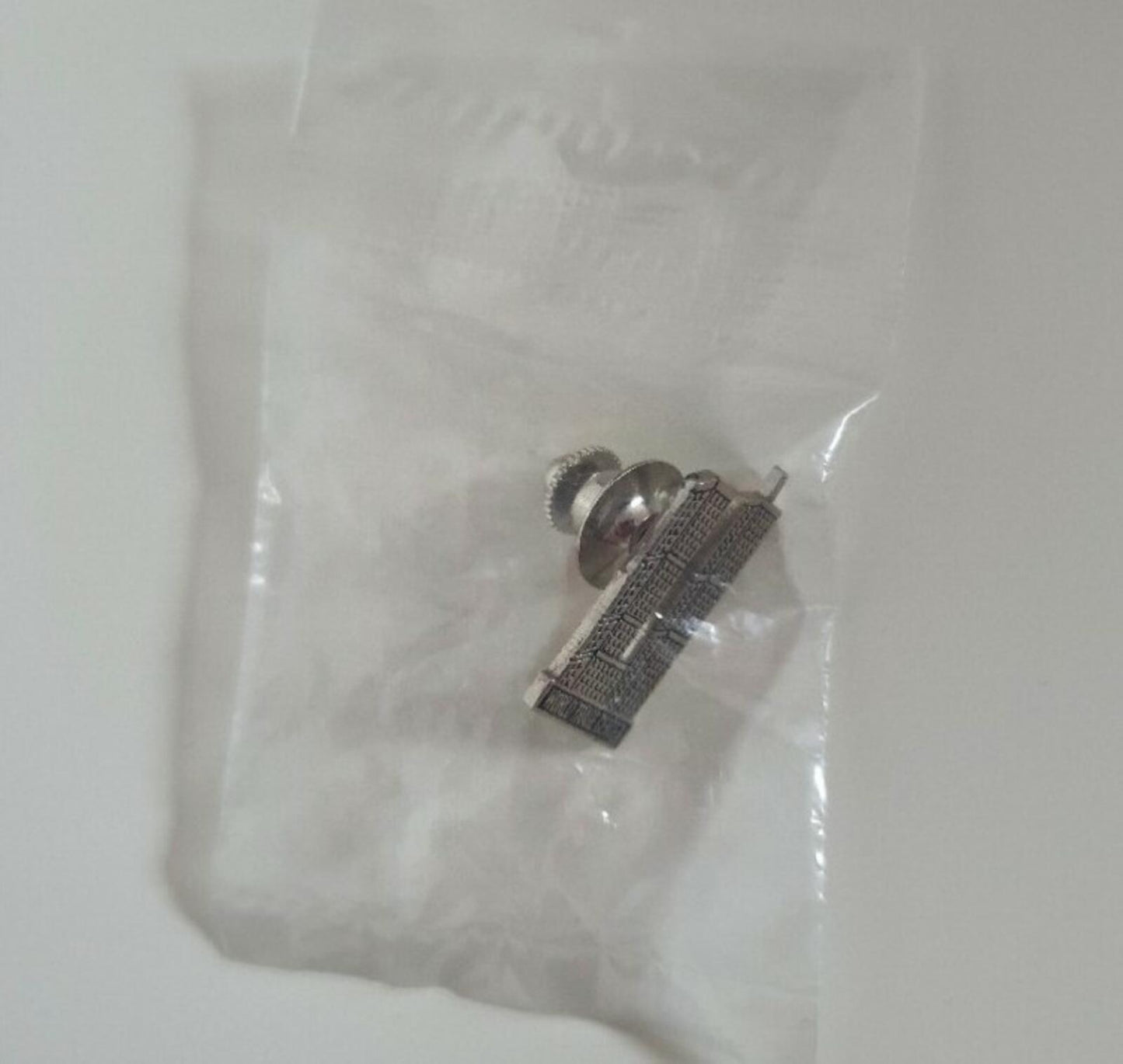 FW13 Supreme WTC World Trade Centre Anstecknadel Metallabzeichen Sehr selten Neu und ungeöffnet