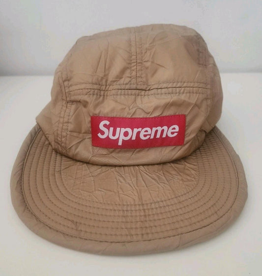 Gorra FW15 Supreme Wrinkled Nylon Soft Bill Camp Hat Logo de caja roja Vintage 2015 Tan