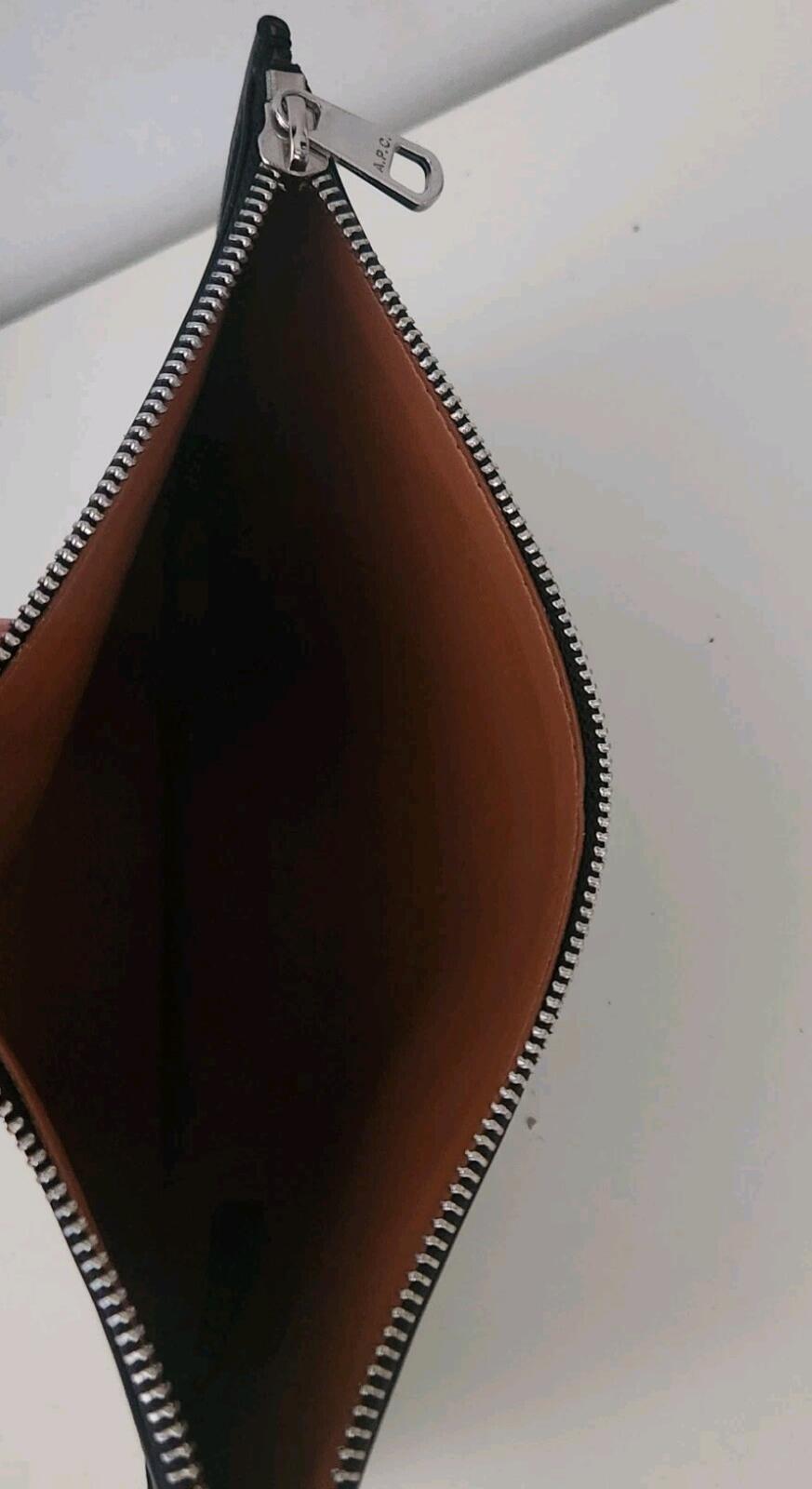 A.P.C. Schwarze Morgan Pouch UVP 135 $ Tasche aus italienischem Kunstleder schwarzer Reißverschluss