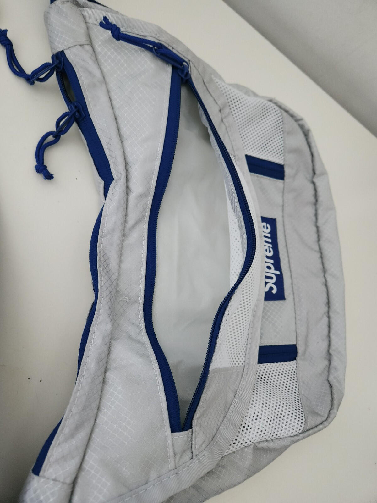 SS22 Supreme kleine Umhängetasche Silber Wasserabweisendes Blue Box Logo