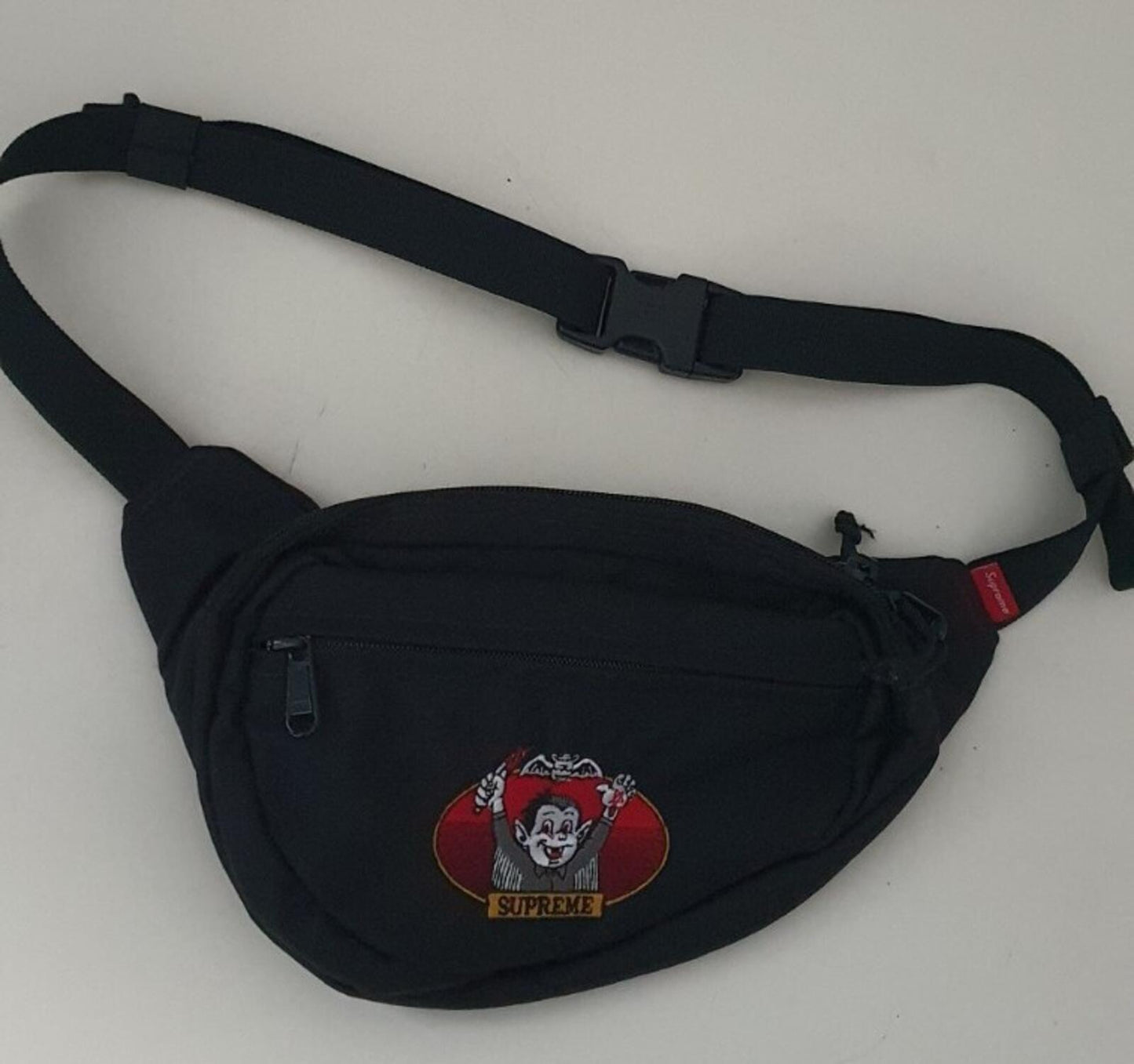 SS21 Supreme Vampire Boy schwarze Gürteltasche Wasserabweisend Artwork von Sean Cliver