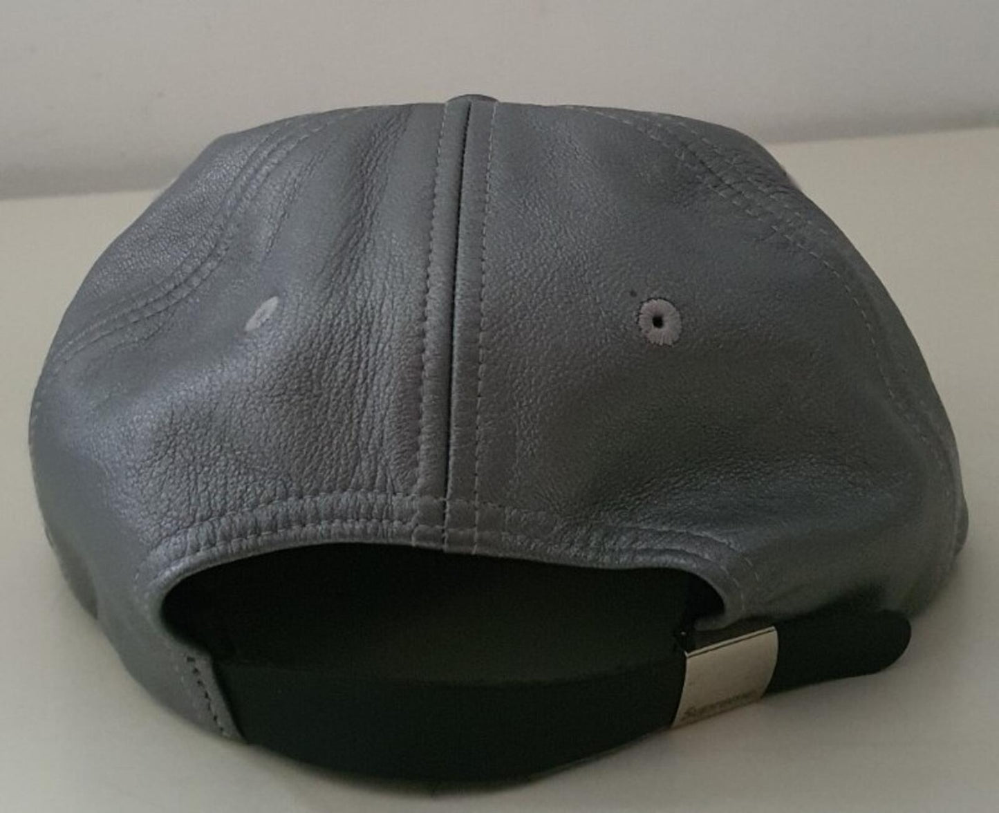 FW16 Supreme Leather Classic Logo Gorra de 6 paneles plateada Rara
