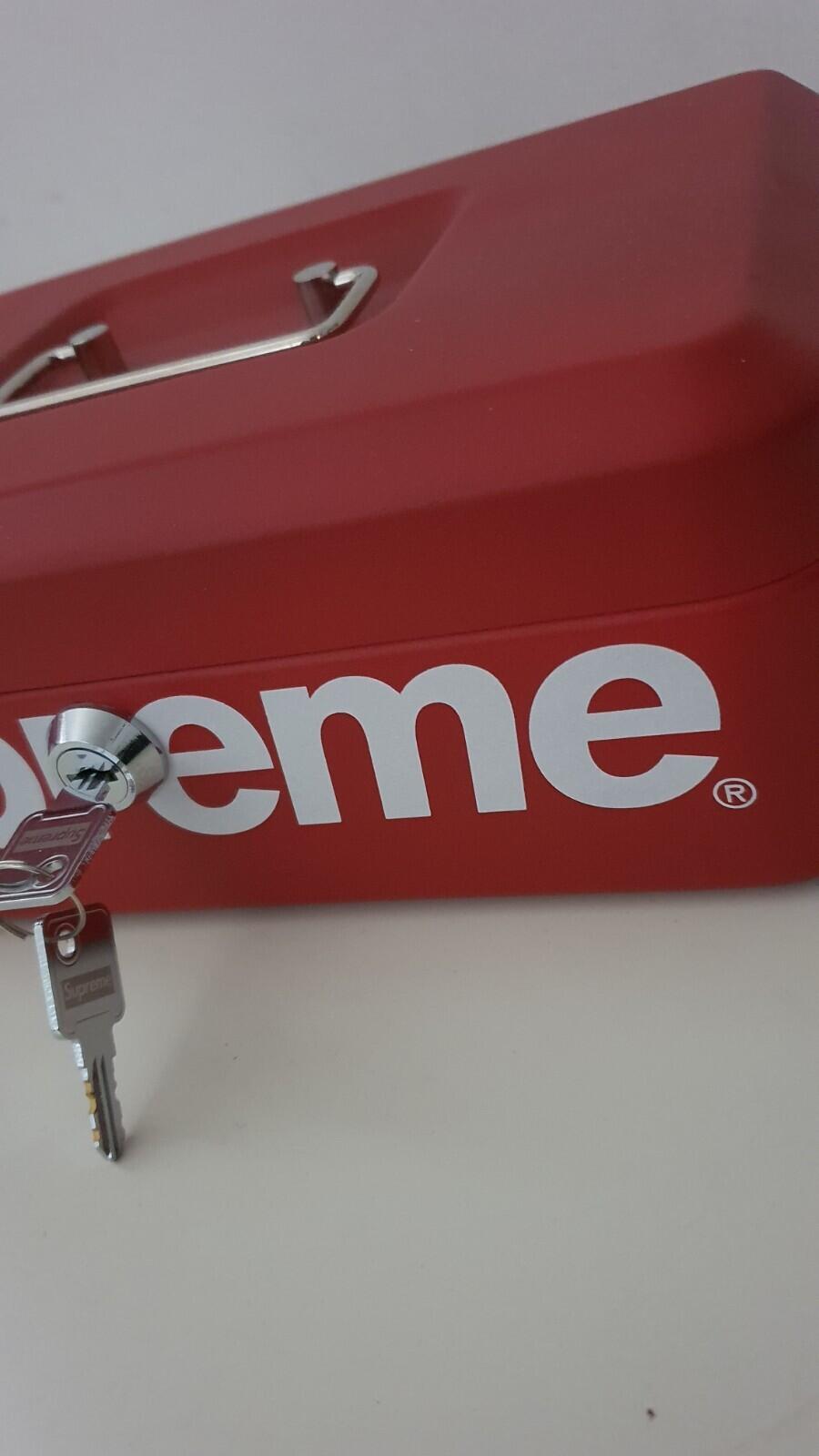 Caja de seguridad metálica roja Supreme FW17 + 2 llaves - Accesorio
