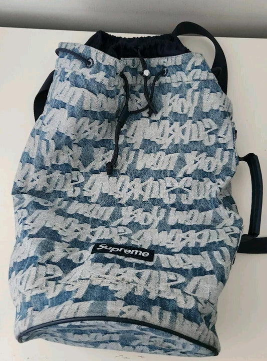 Mochila SS22 Supreme Fat Tip Jacquard Denim Azul