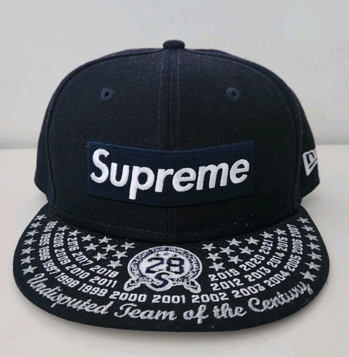 FW21 Supreme Undisputed Box Logo New Era Größe 7 1/4 Marineblau Cap Mütze Snapback Neu