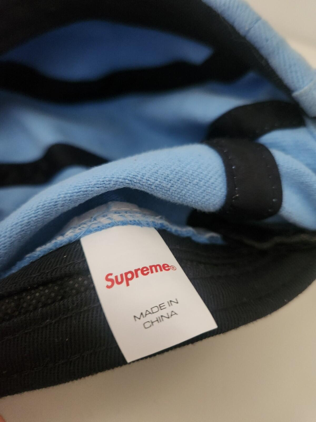 Gorra Supreme SS23 con visera de ante y piel de cabra, color azul claro