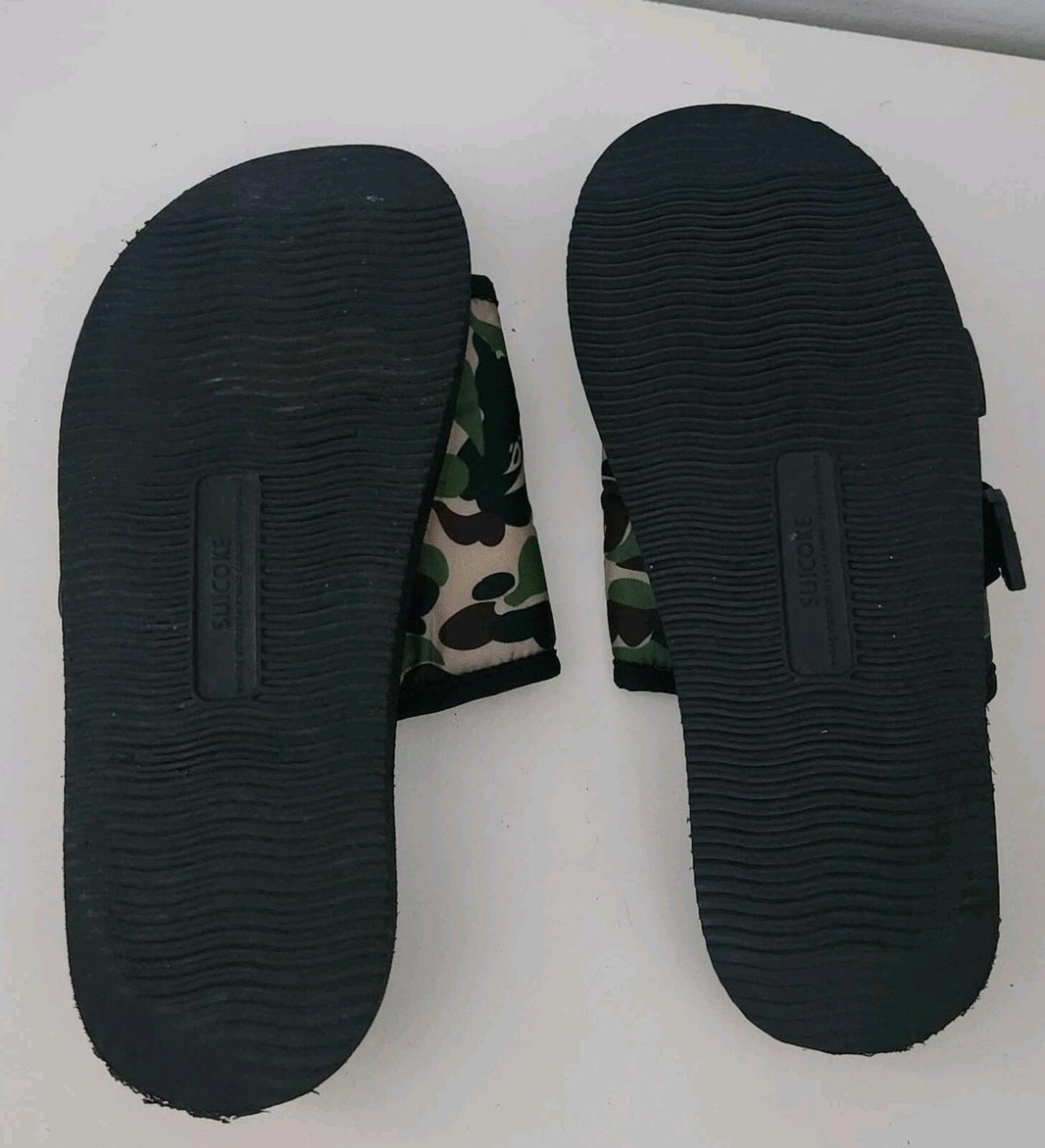 A BATHING APE Suicoke ABC Kaw-Ape £195 Schwarze Sandalen BAPE Camo Slides UK 7 US 8
