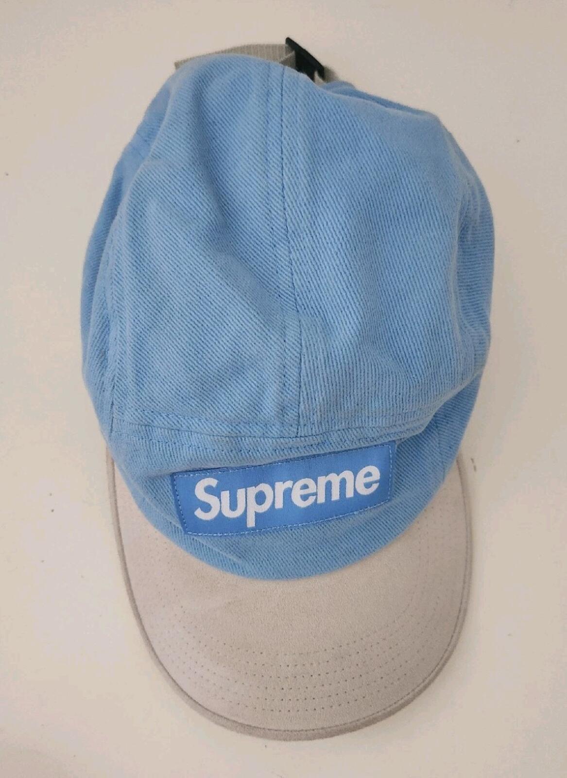Gorra Supreme SS23 con visera de ante y piel de cabra, color azul claro