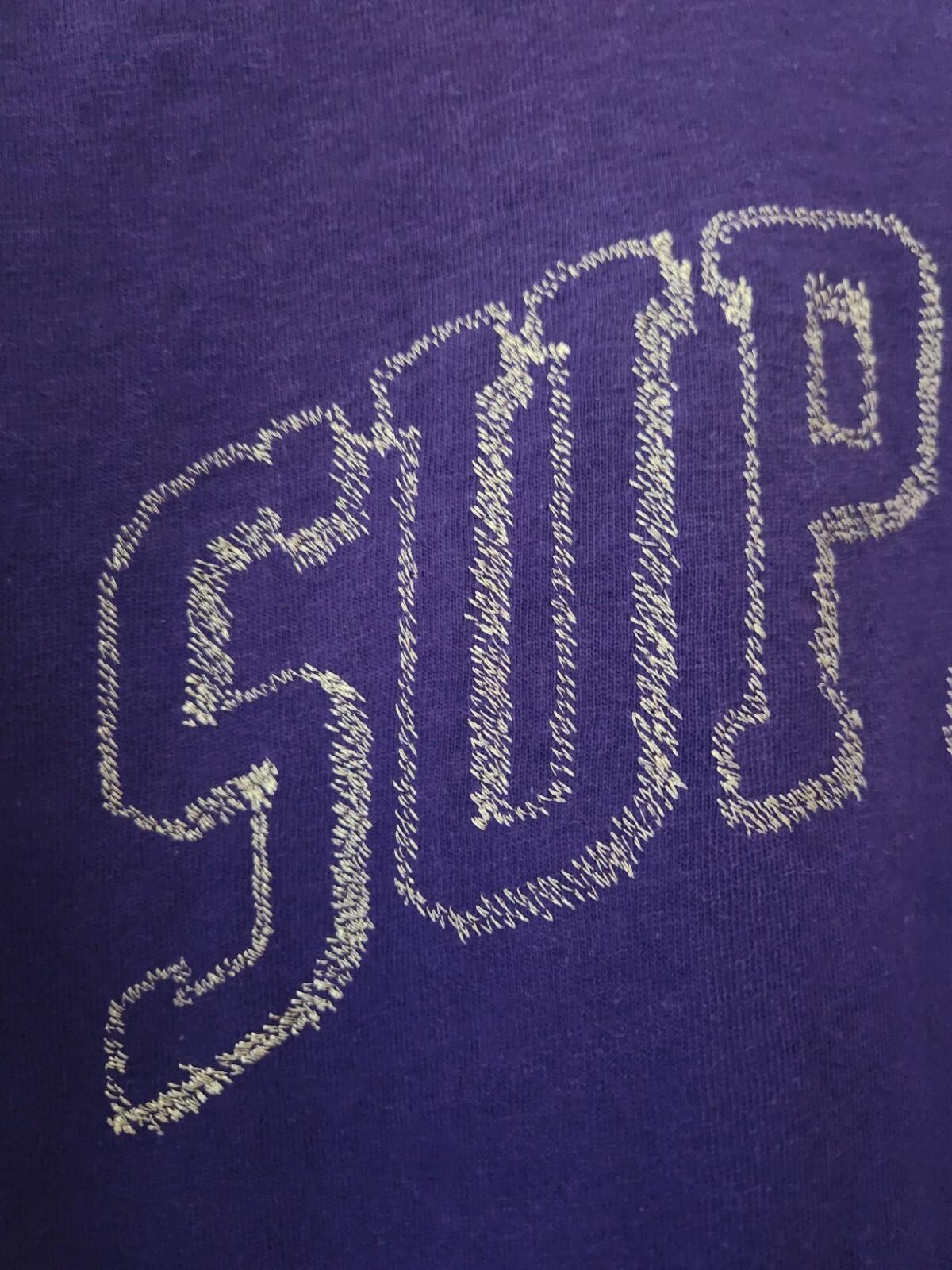 SS23 Supreme Sketch Embroidered S/S Top Talla M camiseta morada