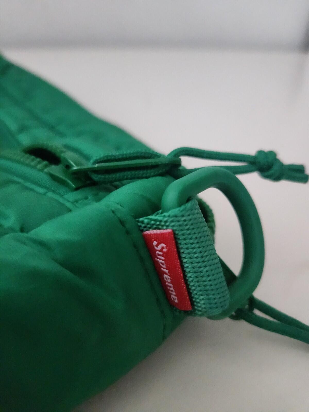 HW22 Supreme Puffer Side Bag Schultertasche Grün Wasserabweisend